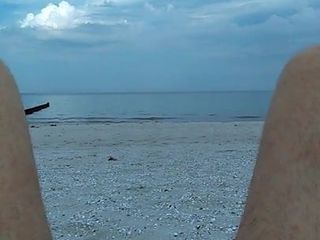Kleiner Schwanz-Verlierer nackt am Strand