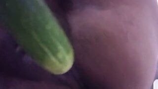 Une femme joue avec un concombre