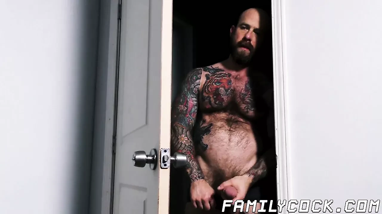 Papi tatuado pilla a su hijastro viendo porno y lo perfora