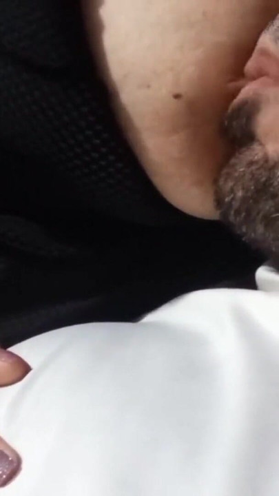 จูบ, กอดรัด, เย็ดและดูดนมใหญ่ของจริงมากมายของเธอ เพลิดเพลินกับการโดนนมและกัดหัวนมบวมของเธอ | คลิป 1