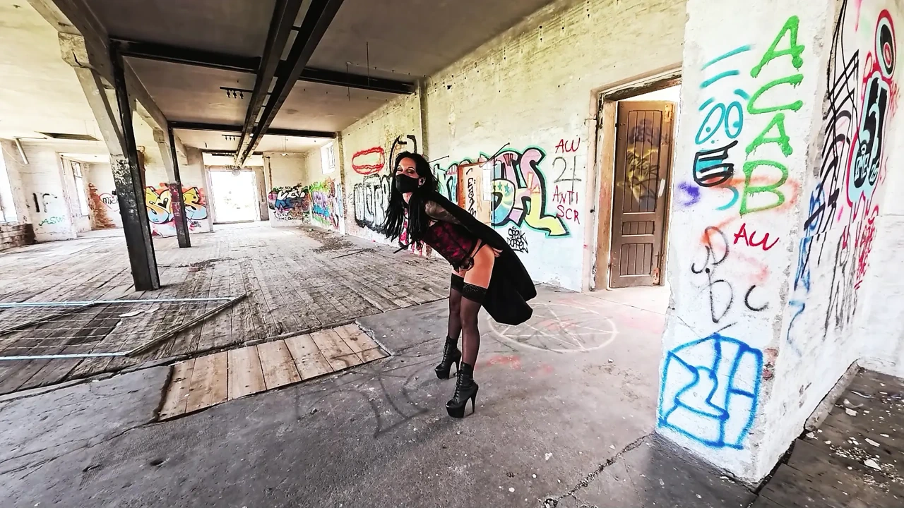 Последний шанс сквиртить в Lost Place и получить его хардкор