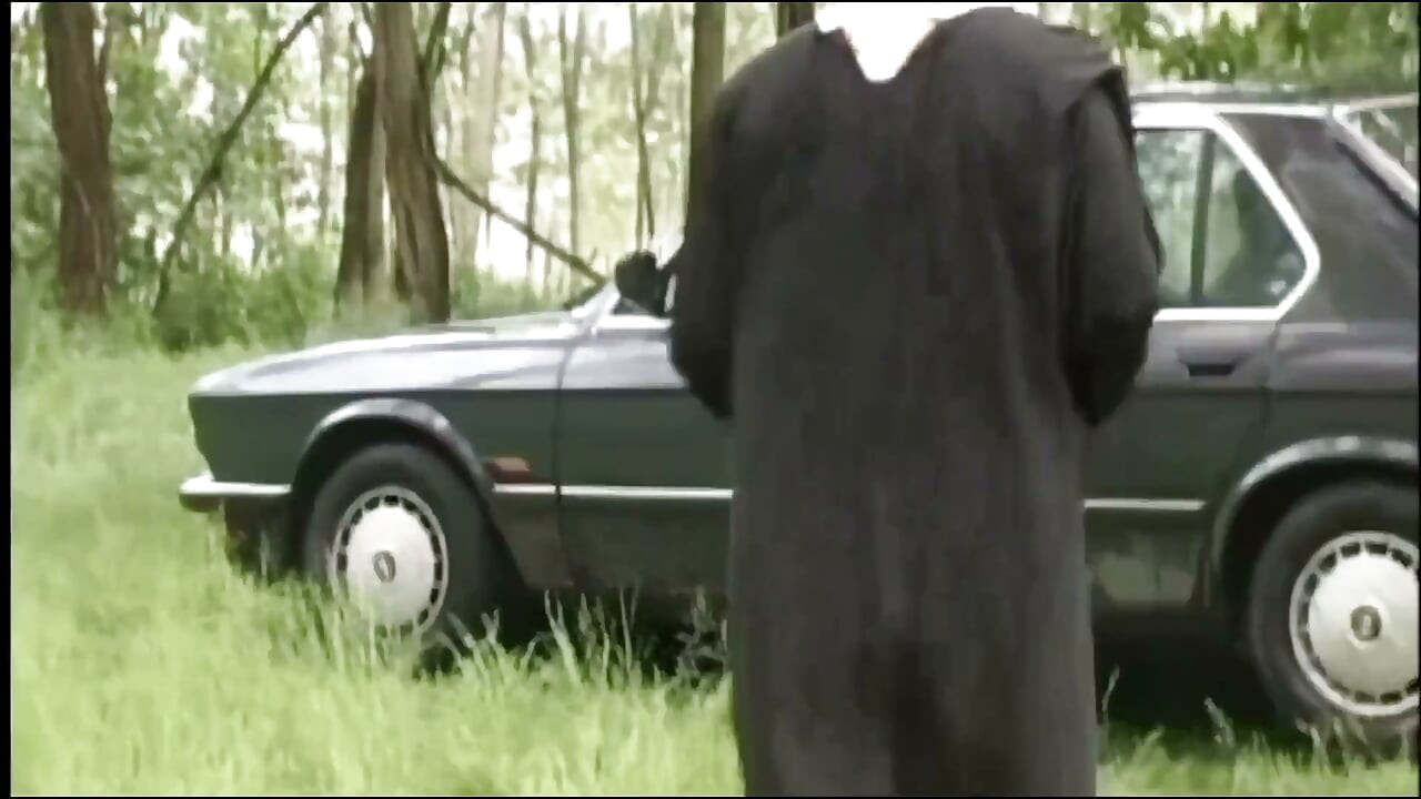 jangal ki veshyaen: pujaari ek larki ko hud par chodta hai jabki doosra kele se hastamaithun karta hai
