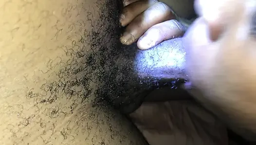 Afrikalı genç kız komşunun oğluyla ev yapımı sakso çekiyor bakış açısı