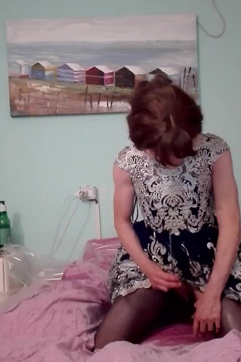 Tranny Helena Queen si hraje se svým tvrdým ptákem