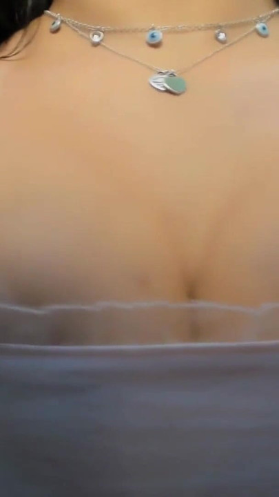 Fesselnder MOMENT von "Sexy latina brunete bekommt EINE SPERMADUSCHE ÜBER IHRE GROßEN MÖPSE, TITTEN-BUKKAKE"