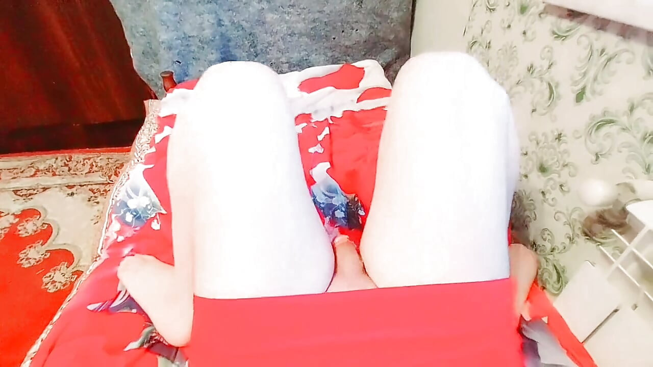 Slatki femboy se naslanja na ruku dok gleda vani