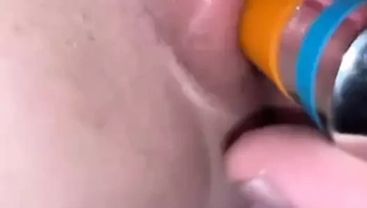 CreamyDixieLove играет со сливочной киской с вибраторами и дилдо, растягивающими тугую маленькую киску