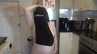 Tanzen, komplett nackt in Niqab