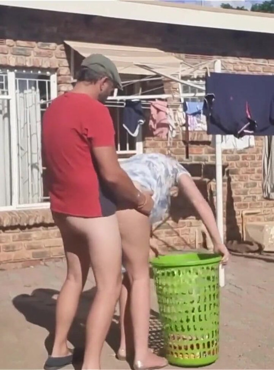 Jebanje na otvorenom dok skidam rublje