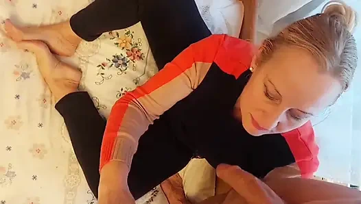 Istri Dewasa Pirang Seksi Menikmati Oral