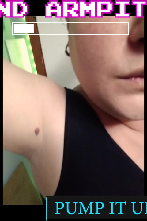 La masturbación a mi cuello, axilas y tetas juego