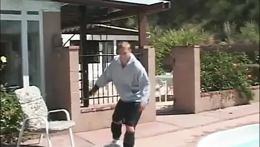 Seksi sarışın orta yaşlı seksi kadın bahçede yalıyor