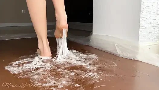 Barfuß in einem klebrigen Klebstoff stecken