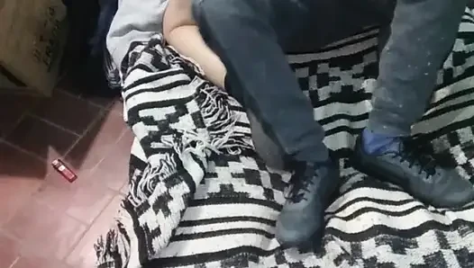 Montanolu kız yerdeki yatakla giyiniyor