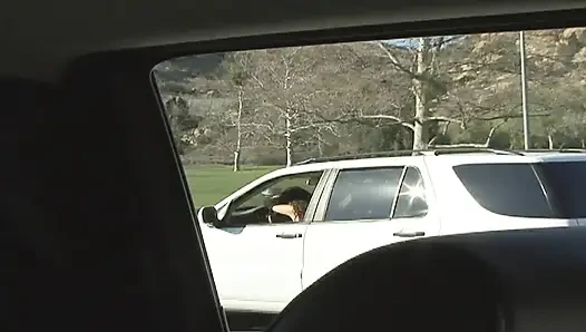 Orta yaşlı seksi kadının ıslak amcığı büyük bir yarak için tamamen açık