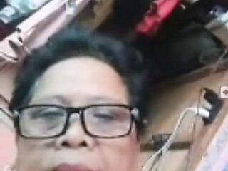 Min 62 år gamla filippinska mormor flickvän visar sin fitta pt1.