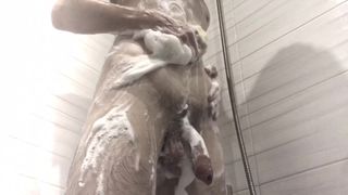 Teenager fa la doccia con il ragazzo caldo di schiuma