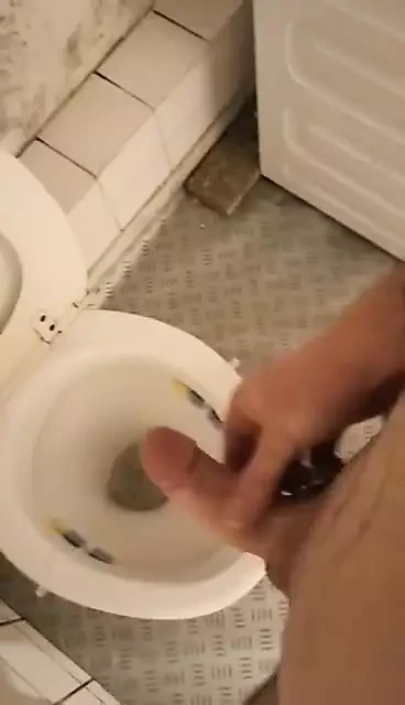 厕所里有很多精子的爪子