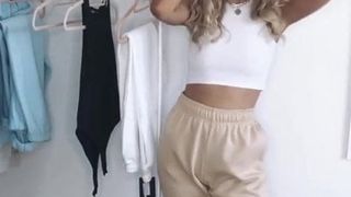 Une salope blonde essaye plus de vêtements