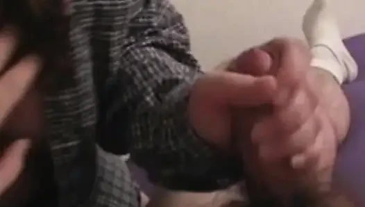 Девушка-толстушка дрочит в спальне