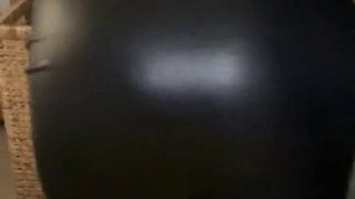 Английская милфа с большой сочной задницей в тугом кожаном платье в любительском видео