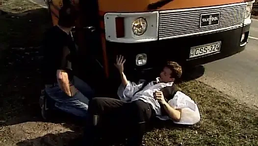 İki çarpıcı Fransız genç kız açık havada üçlü sekste göt deliğini siktiriyor