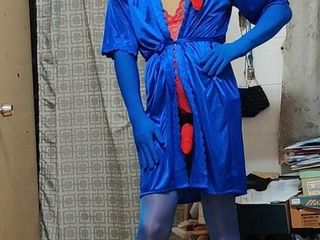 Boneka Kigurumi dengan warna biru dan merah