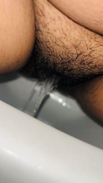 Desi aunty pussy licking water