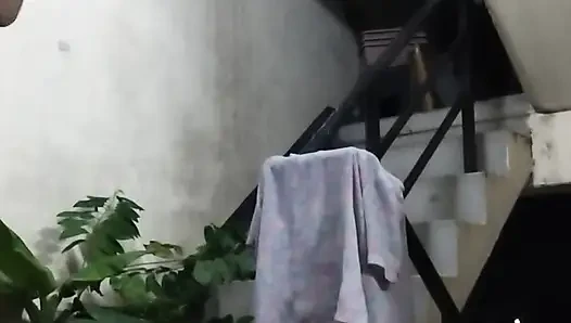 המורה בדיוק באה לעמוד ולשחק במרפסת