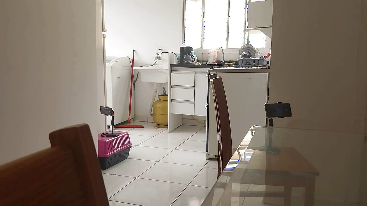 A szemtelen szőke elengedi a szeretőit.