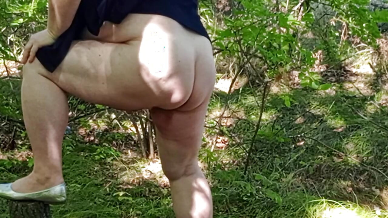I watch my mother-in-law masturbating her pussy in the park before squirting