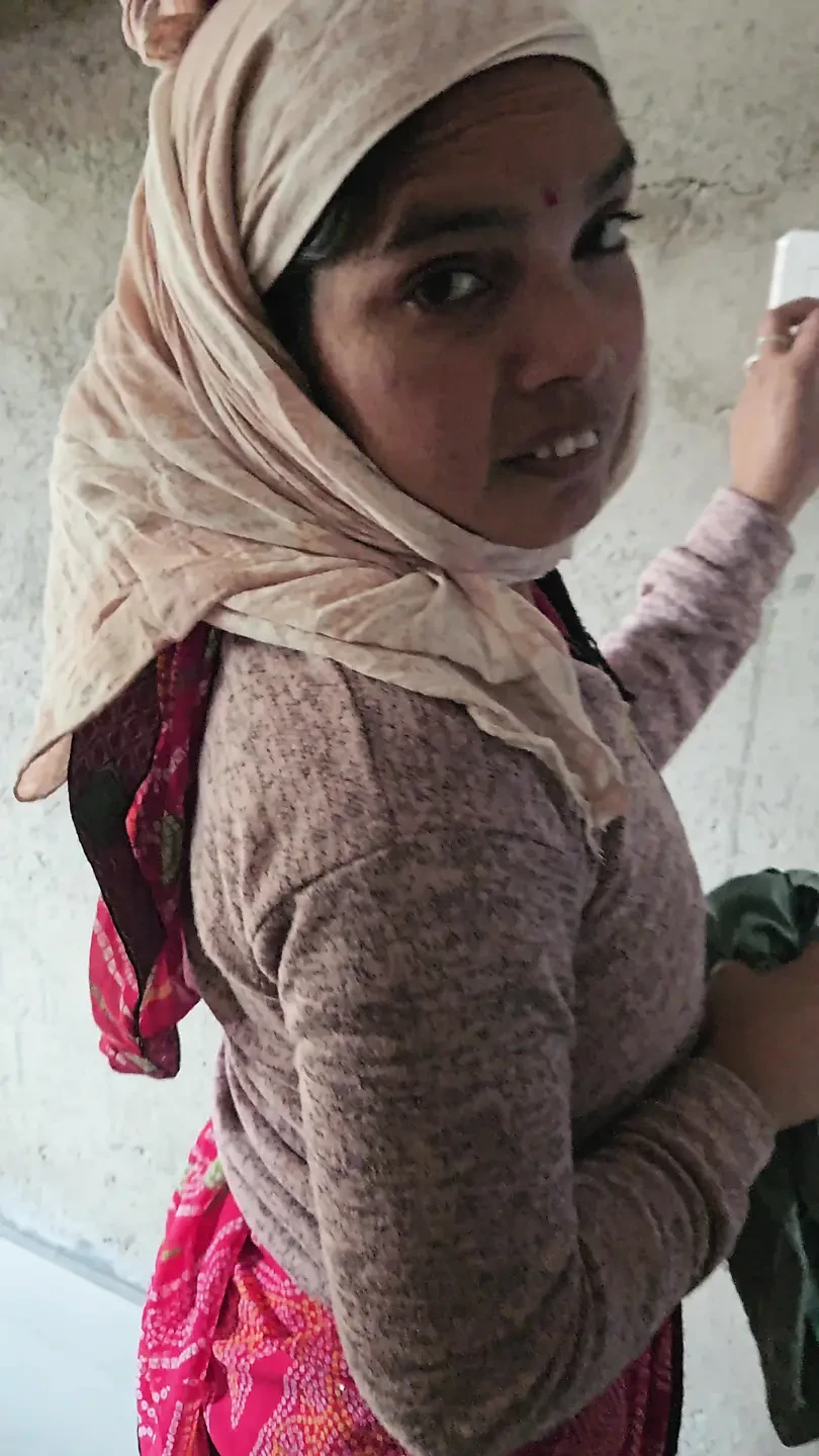 Desi bhabi ko bed pe lita ke chodha uske room me sex with indian village aunty