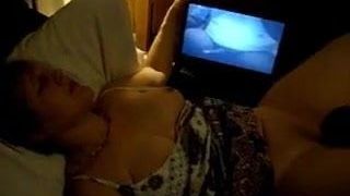 Une femme mature regarde du porno et prend son pied