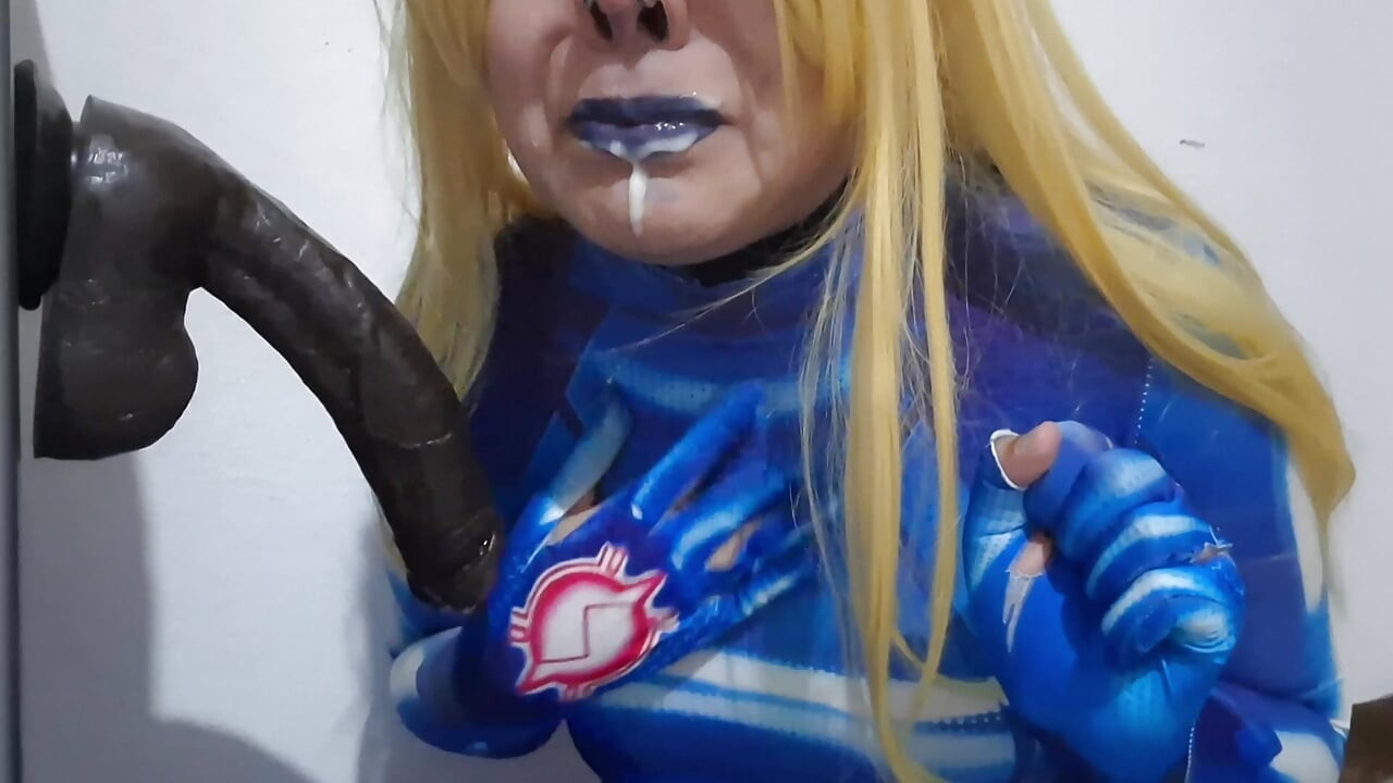 Fofa Samus Femboy com BDSM Nosehook dando um boquete desleixado para bbc dildo, garganta profunda, foda facial e comer sêmen