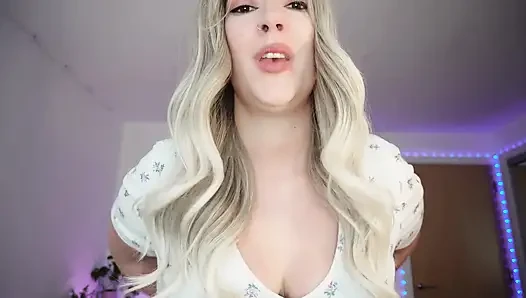 Tante seksi ini malah kecanduan toket besarnya