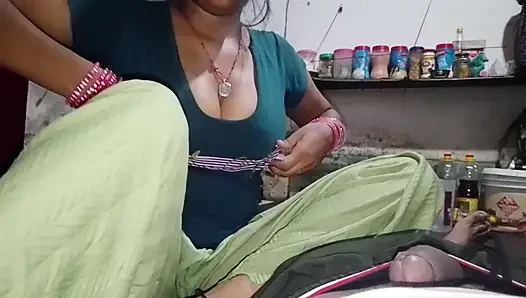 Üvey kız kardeş üvey erkek kardeşinin yarağını emiyor ve üvey erkek kardeşinin yarağını boşaltıyor
