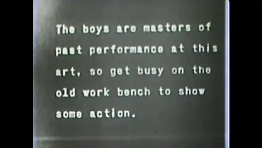 Молодые волосатые киски трахнули бабушкой и дедушкой в винтажном видео