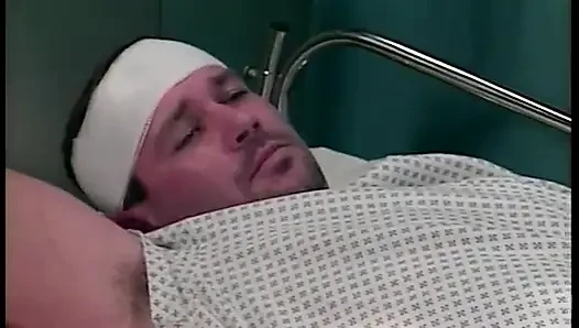 Bu hemşire erkek hastasını hastane elbisesiyle sikmeyi seviyor