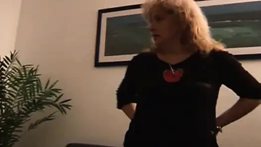 Reife schlampe spreizt sich für großes fleisch