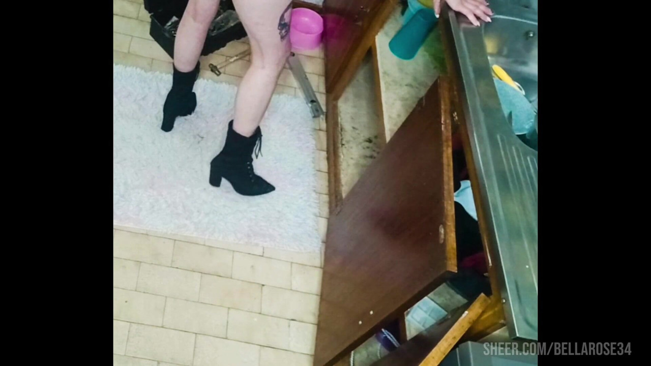 Το χτύπησα στην κουζίνα με τον υδραυλικό μου