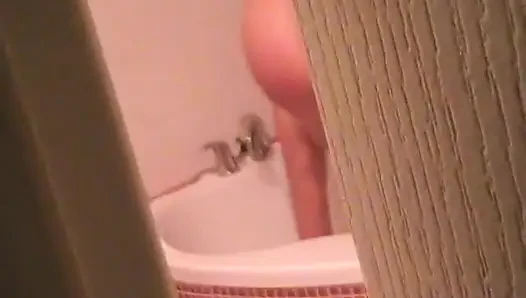 Güzel Avrupalı genç kız evde sikişmeden önce açık havada yarak emiyor
