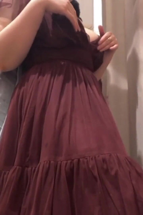 Riskli sikiş. Soyunma odası mastürbasyonu. Amcık yakın çekim. Squirting. Mastürbasyon Baş aşağı