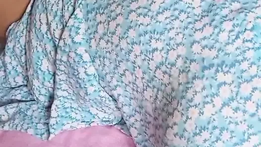 Cewek sange ini lagi asik masturbasi itilnya sampai orgasme intens