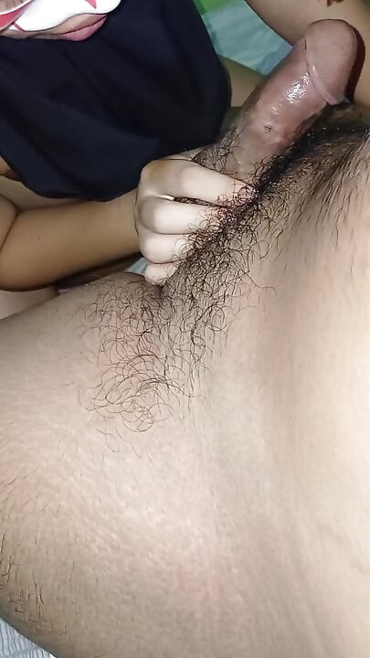 아름다운 히잡 학생이 신음하며 즐기고 있다
