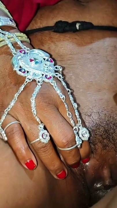 Bangali makan Malkin apne noukar se chudai karwayi.Indian desi village viral sex videos.new married bhabhi ko devar ne choda | Klip 1