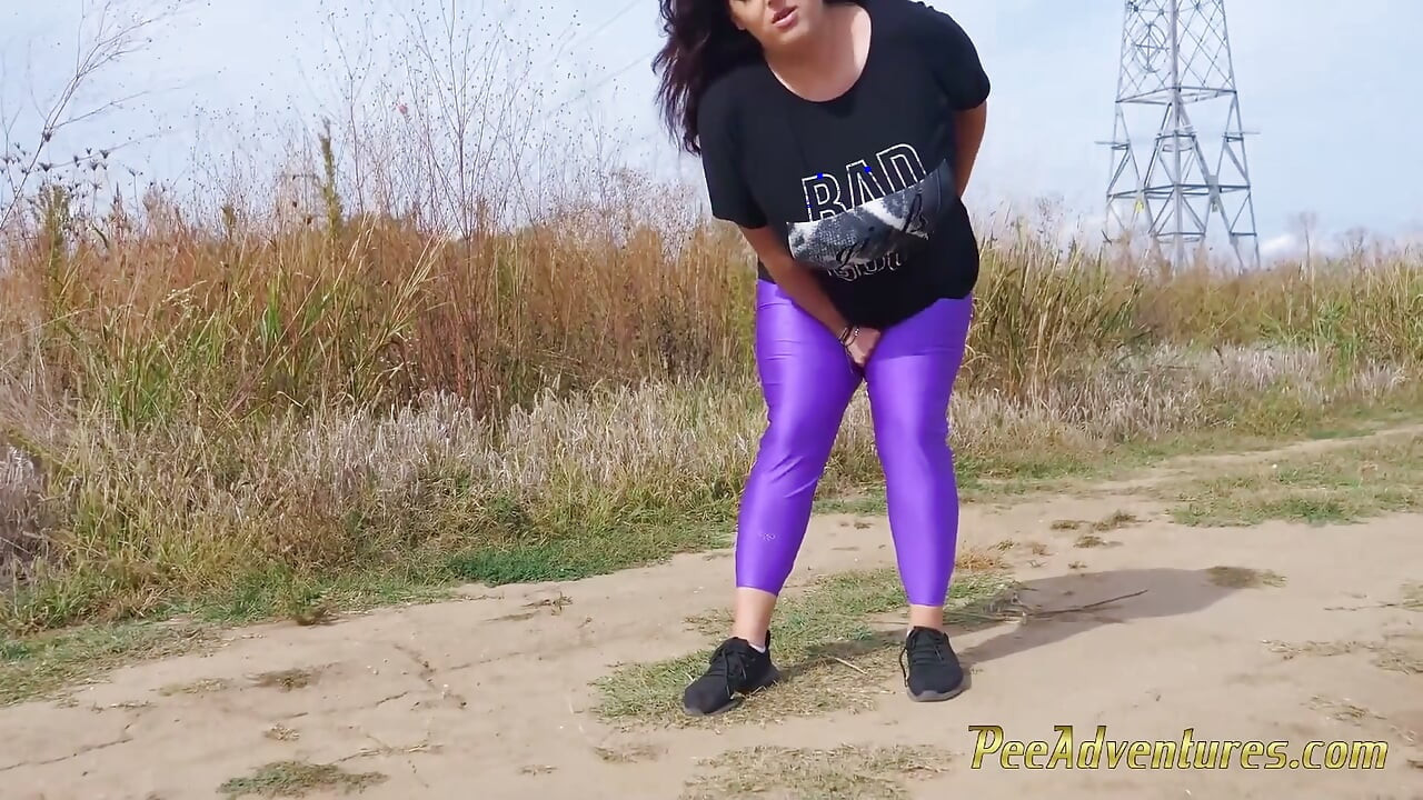 Fat girl desperate to pee outdoor wet her panties outdoor and smoke until they dry