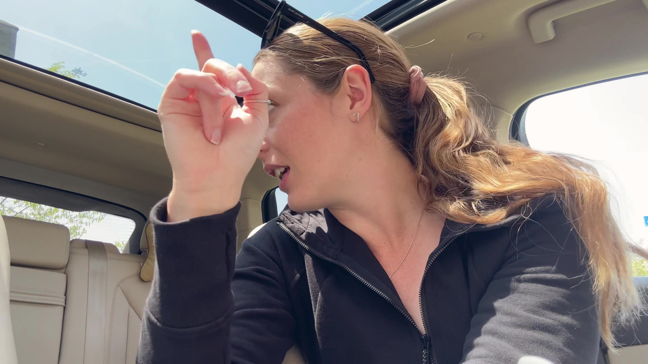 愛車の後部座席でピンクのディルドでオナニー