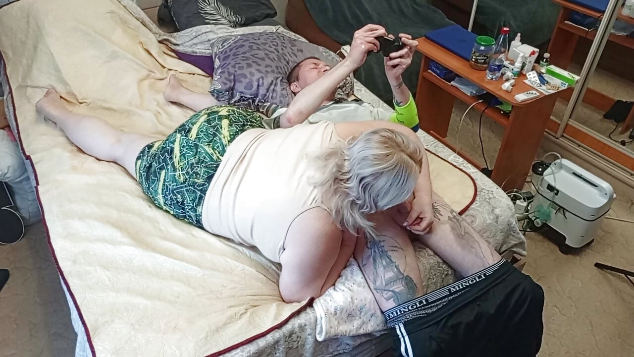 hra na konzoli skončila kouřením od macechy s polykáním spermatu