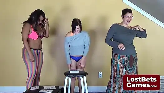 Striptiz Yüksek Kart kazananları hemen memelere odaklanıyor