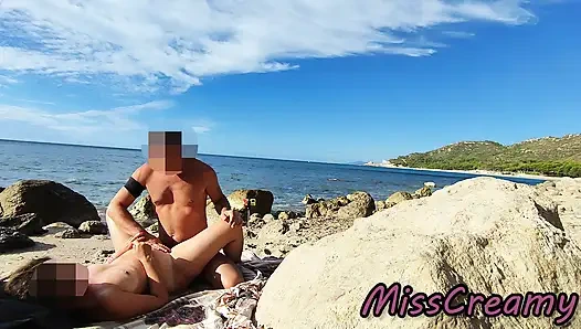 Orang asing mergokin istriku lagi asik ngentot dan ngentot kontol besarku di pantai telanjang